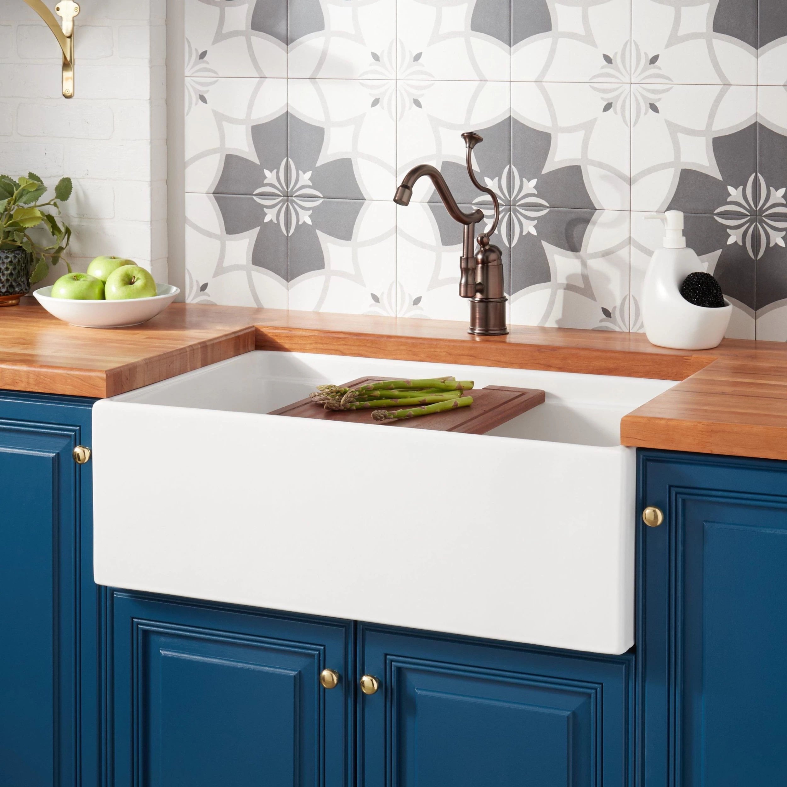 30" Brumfield Fireclay Farmhouse Sink - White 1 30" Brumfield Fireclay Farmhouse Sink - White